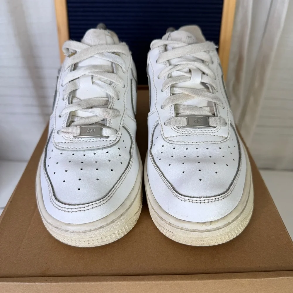 Nike AF1 Triple White Sneakers Size 5.5Y / Womens Size 7 Shoes - Picture 2 of 9